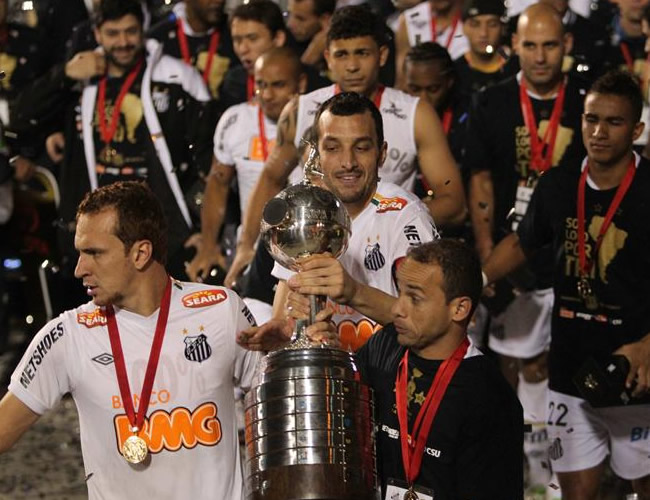 Los jugadores del Santos de Brasil levantan la Copa Libertadores. Foto: EFE