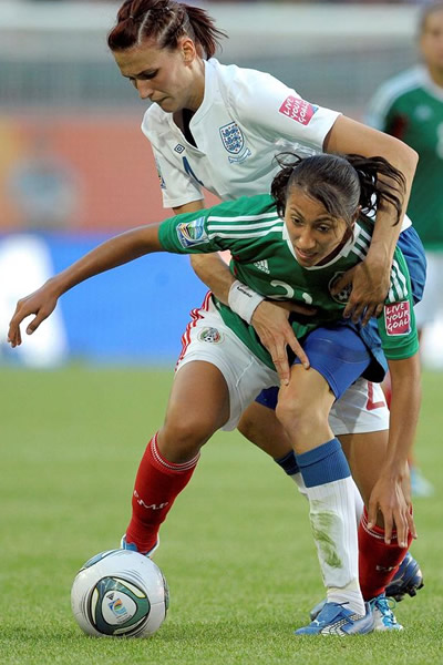 La jugadora mexicana Sandra Stephany Mayor (delante) controla el balón ante la inglesa Jill Scott. Foto: EFE
