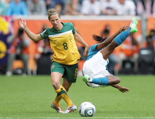 La brasileña Formiga (a la derecha) y la australiana Elise Kellond-Knight durante el partido del mundial. Foto: EFE