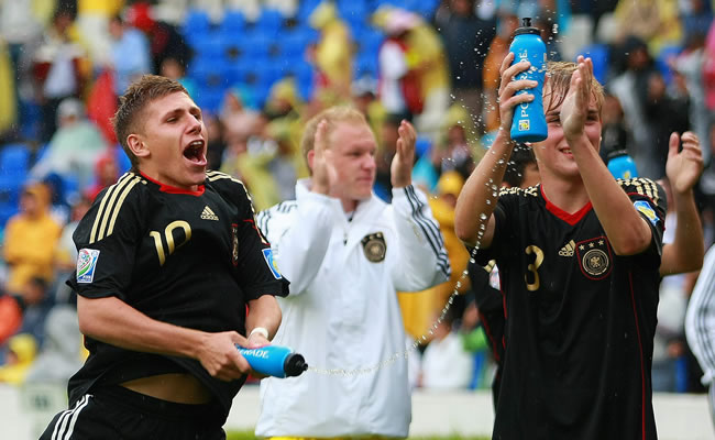 El delantero Levent Aycicek (i) y Cimo Roecker (d) de Alemania festejan su triunfo ante Estados Unidos. Foto: EFE