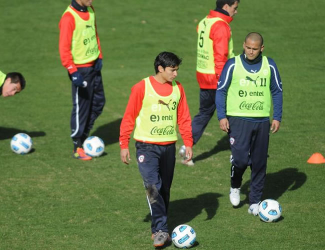 Matías Fernandez es una de las preocupaciones de Chile, luego de una molestia muscular en su pierna derecha. Foto: EFE