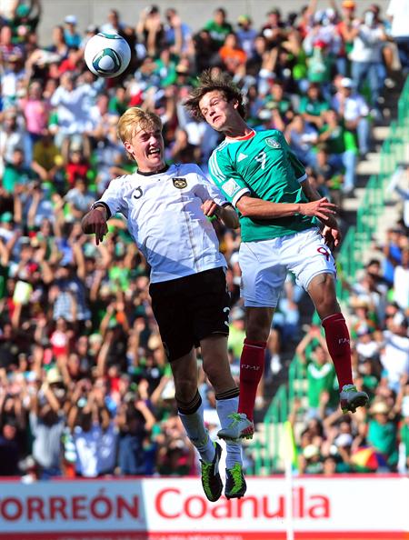 El jugador de Alemania Cimo Roecker (i) disputa el balón con Carlos Fierro (d) de México. Foto: EFE