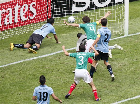 El defena Antonio Briseño (4) de la selección de México Sub'17 celebra su gol ante Uruguay. Foto: EFE