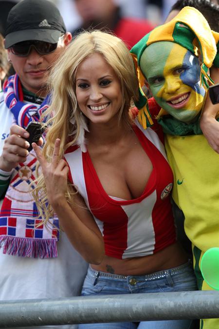 La simpatizante de la selección de fútbol de Paraguay Patty Orué. Foto: EFE