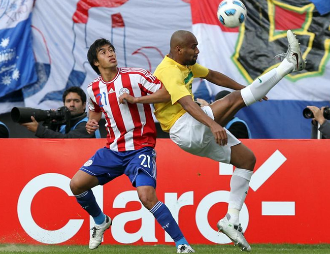 Marcelo Estigarribia (izq) disputa el balón con Maicon (der) de Brasil. Foto: EFE