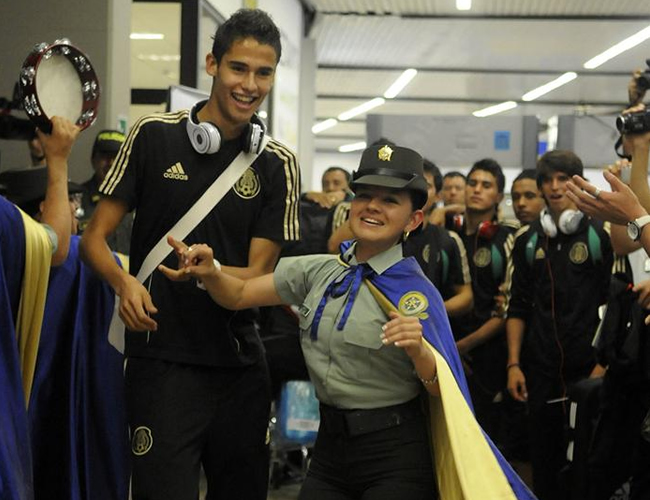 Diego Reyes (i) baila música colombiana con una integrante de la policía galeria. Foto: EFE