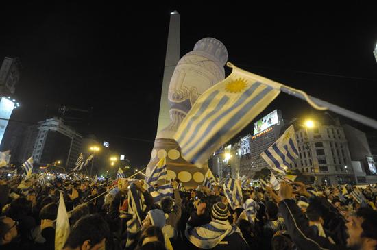Seguidores uruguayos se concentraron en la Plaza de la República, junto al Obelisco, donde colocaron una réplica de la copa. Foto: EFE
