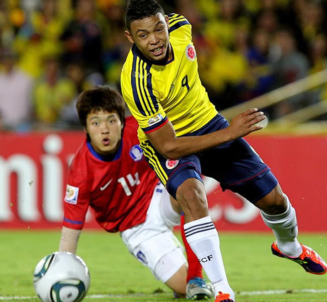 El jugador colombiano José Valencia (d) disputa el balón con Ki Je Lee (i) de Corea del Sur. Foto: EFE