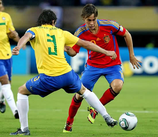 El español Sergio Canales y Antonio Luna de Brasil disputan el balón. Foto: EFE