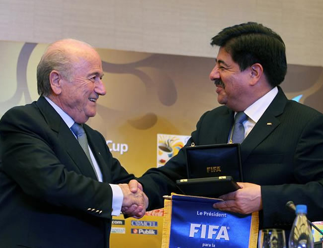 El presidente de la FIFA, Joseph Blatter (i), entrega la medalla de la organización al presidente de la Federación Colombiana de Fútbol. Foto: EFE