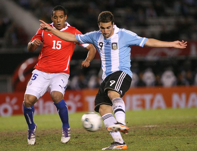 Gonzalo Higuaín fue figura al marcar triplete con la 'albiceleste'. Foto: EFE