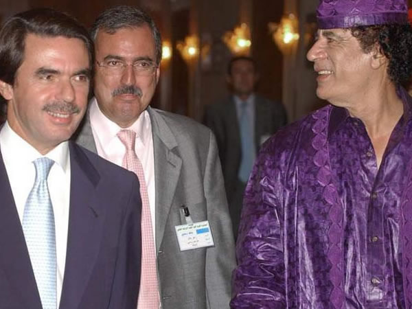 El presidente español José María Aznar a su llegada al hotel de Trípoli. Foto: EFE
