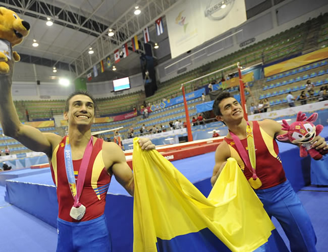 Jossimar Orlando Calvo y Jorge Hugo Giraldo celebran sus medallas. Foto: EFE