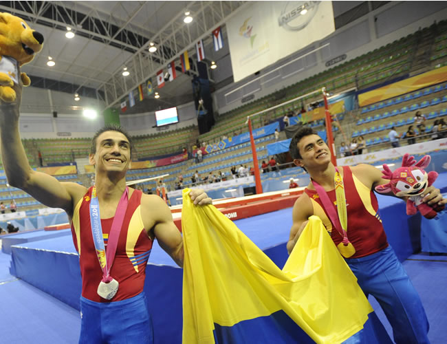 Jossimar Calvo y Jorge Hugo Giraldo, oro y plata en gimnasia artística. Foto: EFE