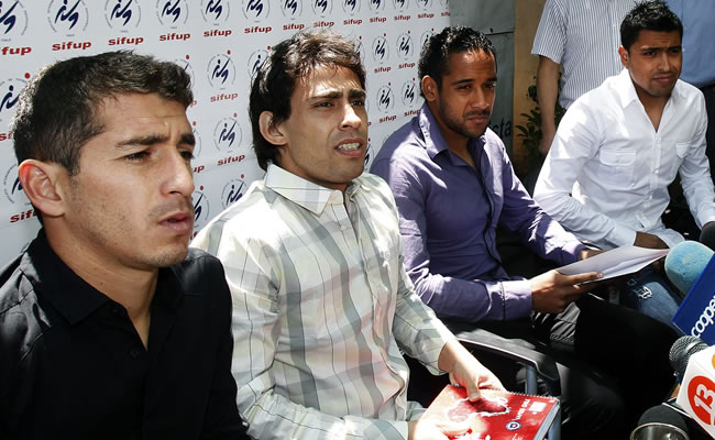 De izquierda a derecha, los futbolistas Carlos Carmona, Jorge Valdivia, Jean Beausejour y Gonzalo Jara ofrecen una rueda de prensa. Foto: EFE