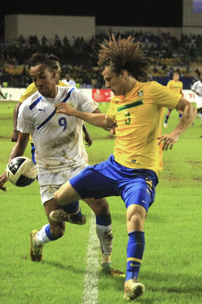 David Luis lucha el balón frente al jugador de Gabón Aubame Eyang. Foto: EFE
