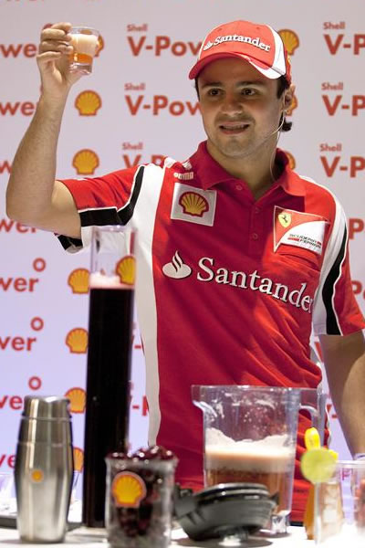 Felipe Massa realizó cocteles para una firma patrocinadora. Foto: EFE