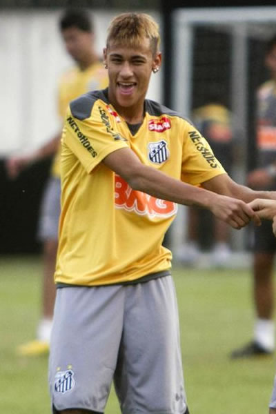 Neymar pensó que en el Real Madrid podían hacerle cambiar su corte de pelo y por eso no aceptó. Foto: EFE