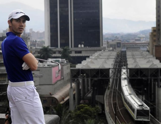 Camilo Villegas intentó hacer el "Hoyo imposible" en Medellín. Foto: EFE