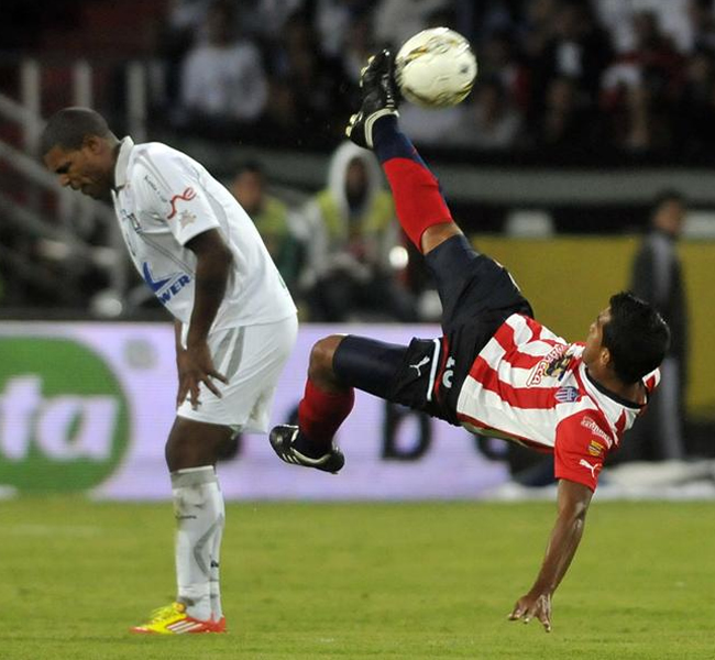 Jose Moreno disputa el balón con Jose 'el ringo' Amaya. Foto: EFE