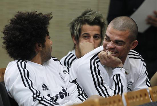 Los jugadores del Real Madrid Marcelo Vieira (i), Pepe (c) y Fabio Coentrao, bromean durante la rueda de prensa de su entrenador. Foto: EFE