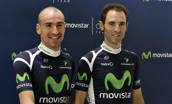 Los ciclistas Juanjo Cobo (i) y Alejandro Valverde durante la presentación como nuevos integrantes del equipo Movistar. Foto: EFE