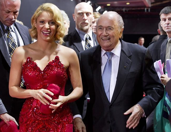 Shakira y Joseph Blatter en la entrega del balón de oro. Foto: EFE