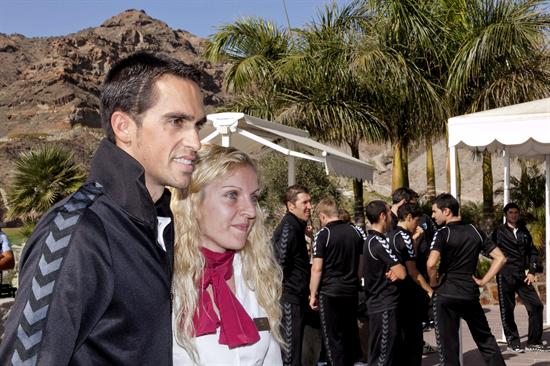 El ciclista español Alberto Contador, junto a una empleada del hotel en el que se aloja junto al resto de equipo, el Saxo Bank. Foto: EFE