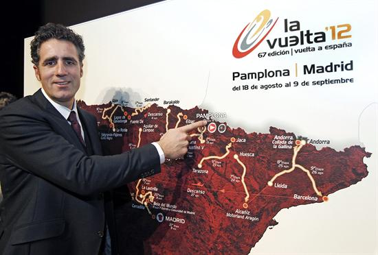 Miguel Indurain señala en el mapa la ciudad de Pamplona como inicio de la próxima edición de la 67 edición de la Vuelta a España. Foto: EFE