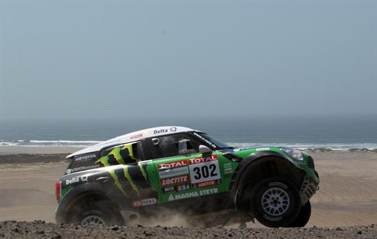 El piloto francés Stéphane Peterhansel (Mini) conduce su auto durante la decimotercera etapa del Rally Dakar. Foto: EFE