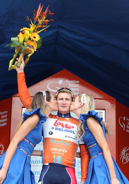El ciclista alemán Andre Greipel, del equipo Lotto-Belisol, celebra en el podio tras ganar la primera etapa del Tour Down Under. Foto: EFE