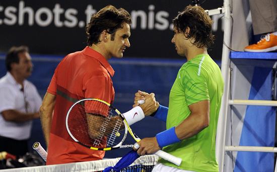 El tenista español Rafa Nadal (dcha) saluda al suizo Roger Federer tras vencerle en la semifinal del Abierto de Australia. Foto: EFE