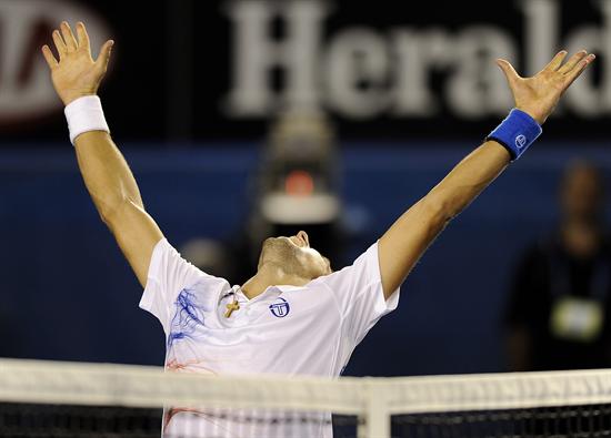 El tenista serbio Novak Djokovic celebra tras ganar al británico Andy Murray el partido de semifinales del Abierto de Australia. Foto: EFE
