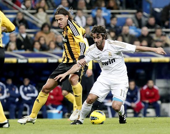 El centrocampista del Real Madrid Esteban Granero (d) disputa el balón con el mediocentro croata del Real Zaragoza Tomislav Dujmovic. Foto: EFE