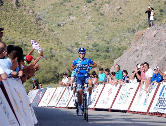 El ciclista español Alberto Contador (c) gana la tercera etapa del Tour de San Luis. Foto: EFE