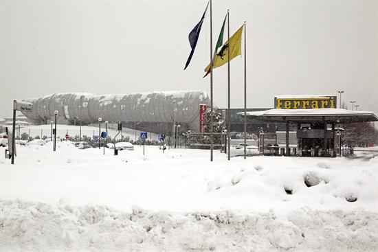 La nieve cubre los alrededores de la sede de Ferrari en Maranello cerca de Módena en Italia. Foto: EFE