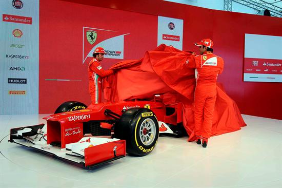 El F2012 es mostrado por el piloto español Fernando Alonso (i) y a su compañero brasileño Felipe Massa. Foto: EFE