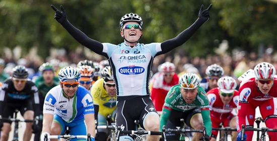 El británico del Omega Pharma, Andrew Fenn (c), celebra su victoria en la la primera etapa de la XXI Iberostar Challenge Vuelta a Mallorca. Foto: EFE