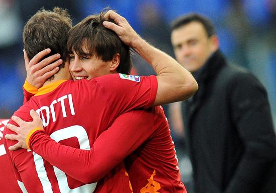 El español del AS Roma Bojan Krkic (d) celebra con su compañero Francesco Totti (i) el 4-0 marcado ante el Inter de Milán. Foto: EFE