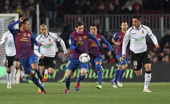 El jugador argentino del Barcelona Lionel Messi (c), controla el balón ante la presencia de su compañero Thiago Alcantara. Foto: EFE