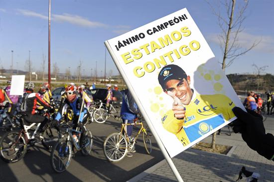 Un centenar de ciclistas han recorrido las calles de Valladolid en un gesto de apoyo a Alberto Contador. Foto: EFE