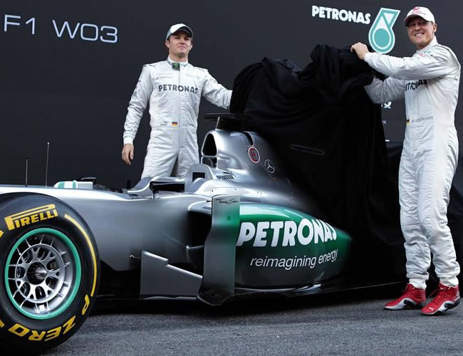 Michael Schumacher y Nico Rosberg con el nuevo Mercedes WO3. Foto: EFE