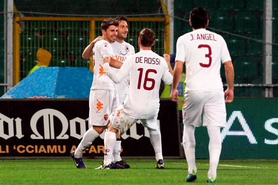 El delantero italiano del Roma, Fabio Borini (i), celebra junto a sus compañeros el gol que ha marcado ante el Palermo. Foto: EFE