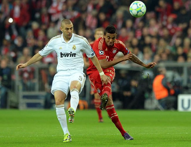 Karim Benzema (i) lucha por el balón con el defensa brasileño Luiz Gustavo. Foto: EFE