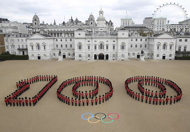 Guardia Real de Londres representa los anillos olímpicos. Foto: EFE