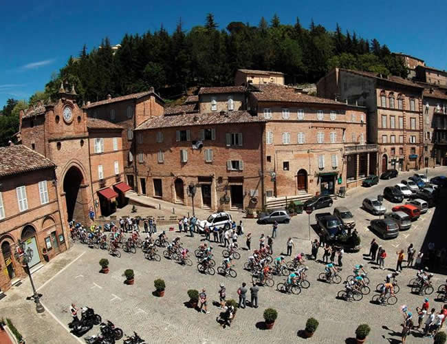 Corredores en la octava etapa del Giro de Italia. Foto: EFE