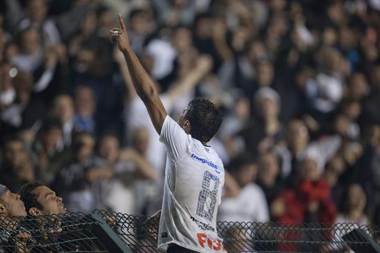 El jugador de Corinthians Paulinho celebra el gol de la victoria ante Vasco da Gama. Foto: EFE