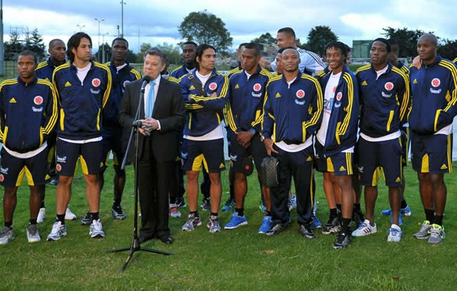 Presidente Juan Manuel Santos visitó a la Selección Colombia antes de su viaje a Lima. Foto: EFE