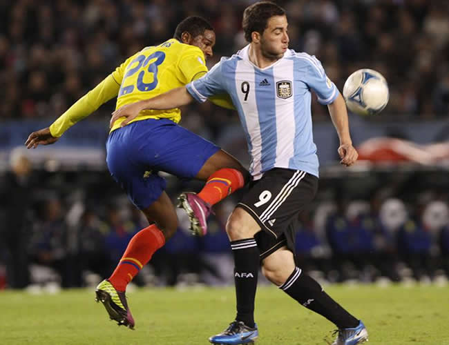 Gonzalo Higuaín (d), disputa un balón con el jugador de Ecuador, Jairo Campos. Foto: EFE
