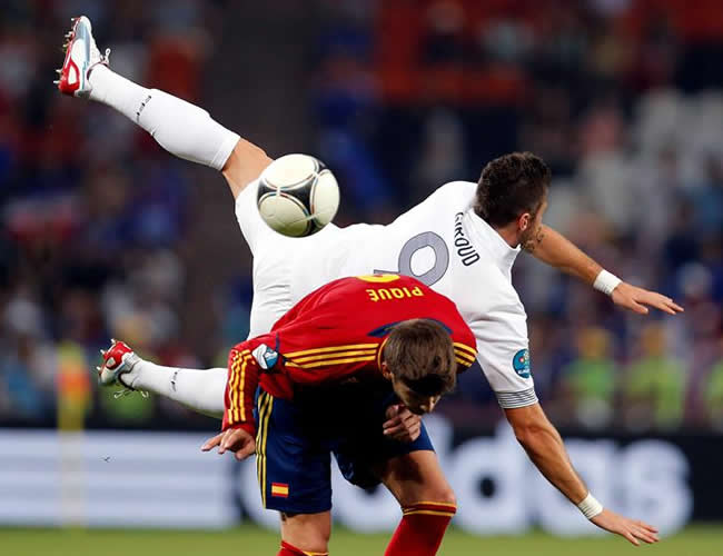 El defensa de España, Gerard Piqué (i), lucha el balón con el delantero de Francia. Foto: EFE
